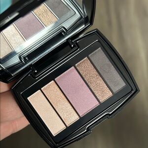 Luxurious Eyeshadow Palette with Neutral and Pink Shades 2g